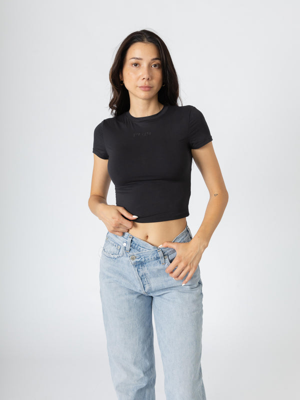 Aura Chic Cropped Tight T-shirt Black